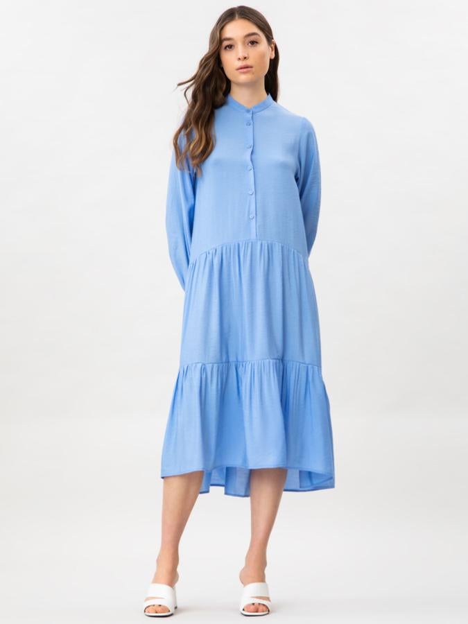 Este vestido midi de manga larga y cuello mao está confeccionado en un tejido fluido y cuenta con frunces en la espalda- Tiene un precio rebajado de 5,99 euros (antes 22,99 euros).