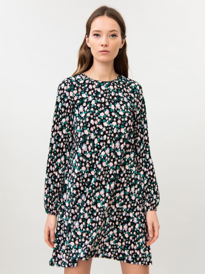 Disponible en varios estampados, este vestido plisado de manga larga con cuello redondo tiene un precio de 3,99 euros (antes 12,99 euros).