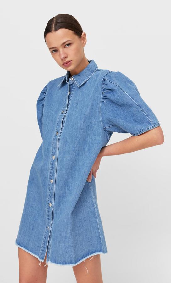 Con manga corta abullonada, este vestido denim de corte camisero y cierre frontal mediante botones a presión tiene un precio de 12,99 euros (antes 29,99 euros).