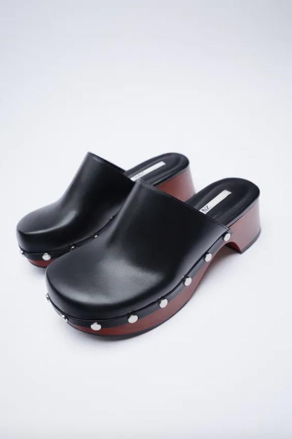 Disponibles en negro o en crudo, con detalle de flecos y hebilla dorada en el empeine, estos zuecos de piel de Zara que cuestan 49,95 euros y tienen una suela de 3 centímetros podemos encontrarlos entre los números 35 y 42. 