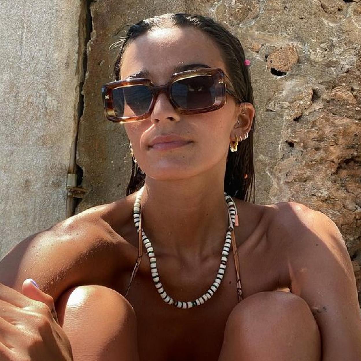 Pincha en la foto para ver los sprays que no pueden faltar en tu neceser porque te quitan esos nudos indeseados en la playa