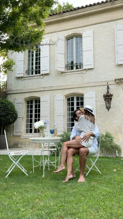 Alexandra Pereira junto a su marido en los jardines de Mas de Chabran.