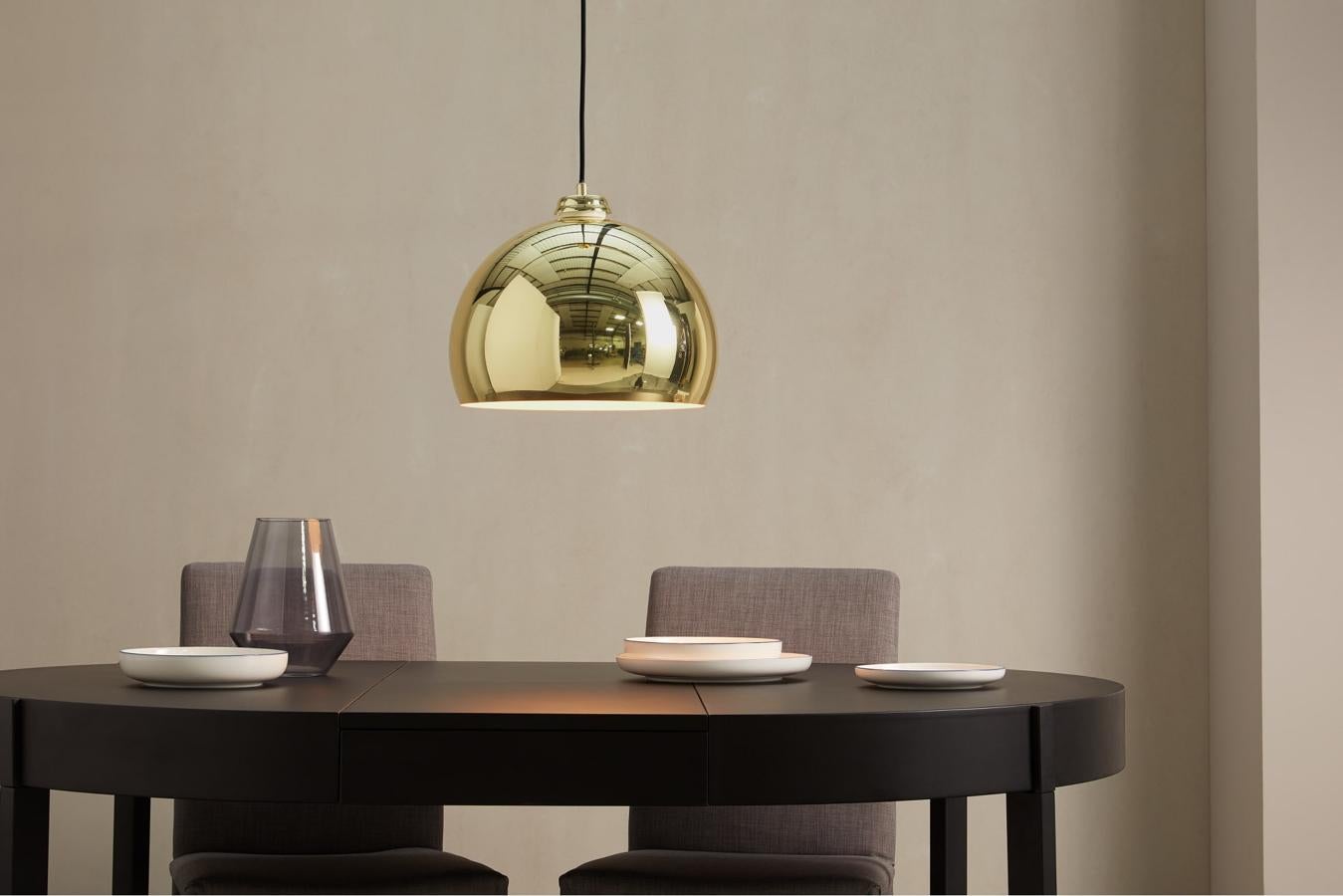 Lámpara de techo con forma de esfera en color dorado (49 euros).