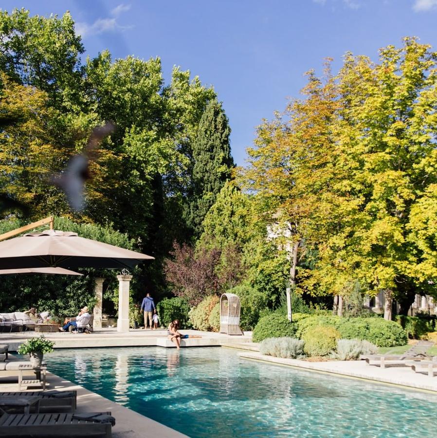 Alargada, con un fondo verde azulado y un piso exterior en tonos claros. La piscina de Mas de Chabran tiene un encanto propio y una vegetación alrededor que permite mayor privacidad a sus huéspedes.
