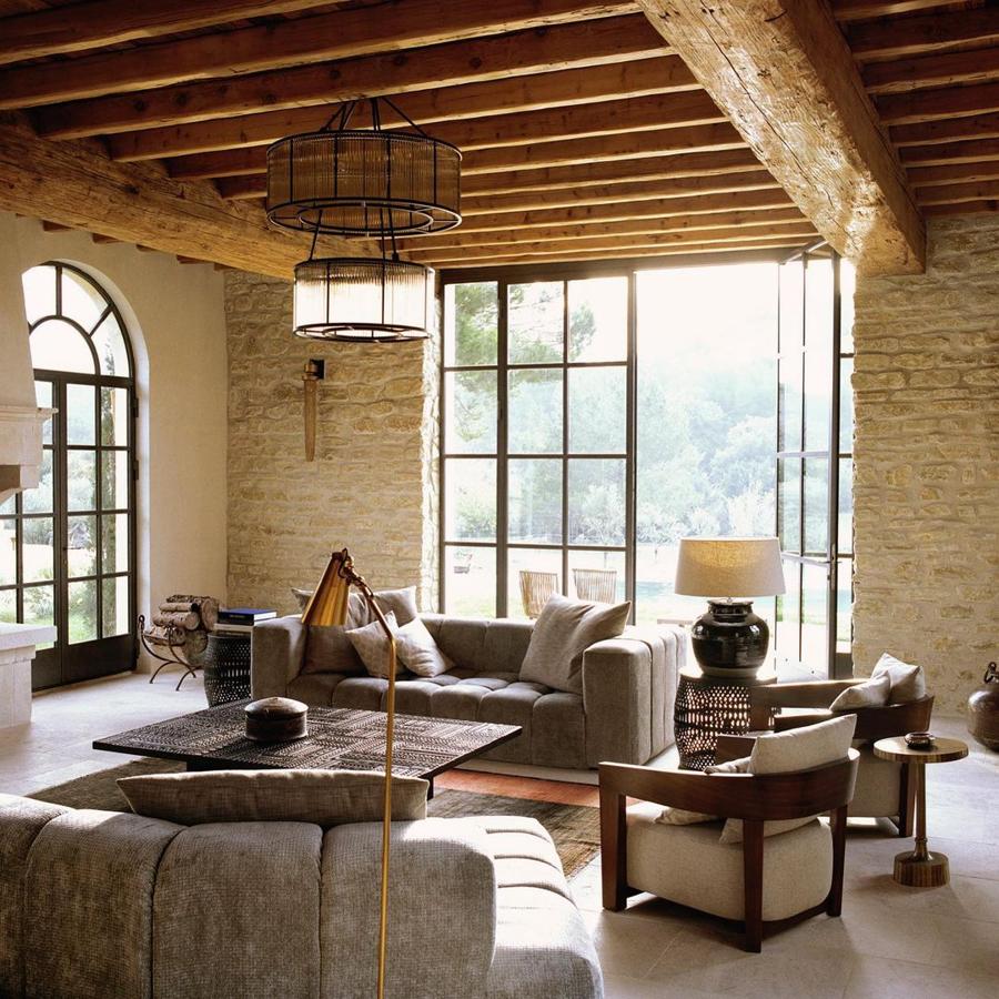 Uno de los salones que da a la piscina, combina la madera, los tonos grises, y pequeños toques en dorado.