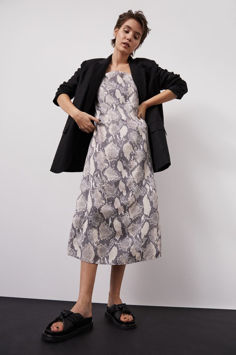 Vestido lencero de tirantes en satén con print de efecto serpiente, de H&M (8,99 €).