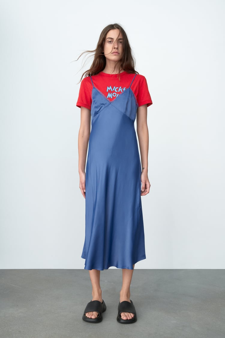 Vestido midi con tirantes finos de efecto satinado y detalles de puntillas, de Zara (29,95 €).