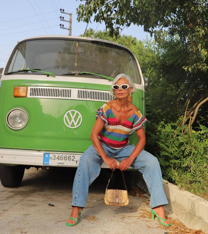 El crochet o ganchillo es una de las tendencias más populares de este verano. La influencer lo incorpora en un top multicolor junto a vaqueros de pernera ancha y sandalias de tacón en verde, combinando con la parte superior.