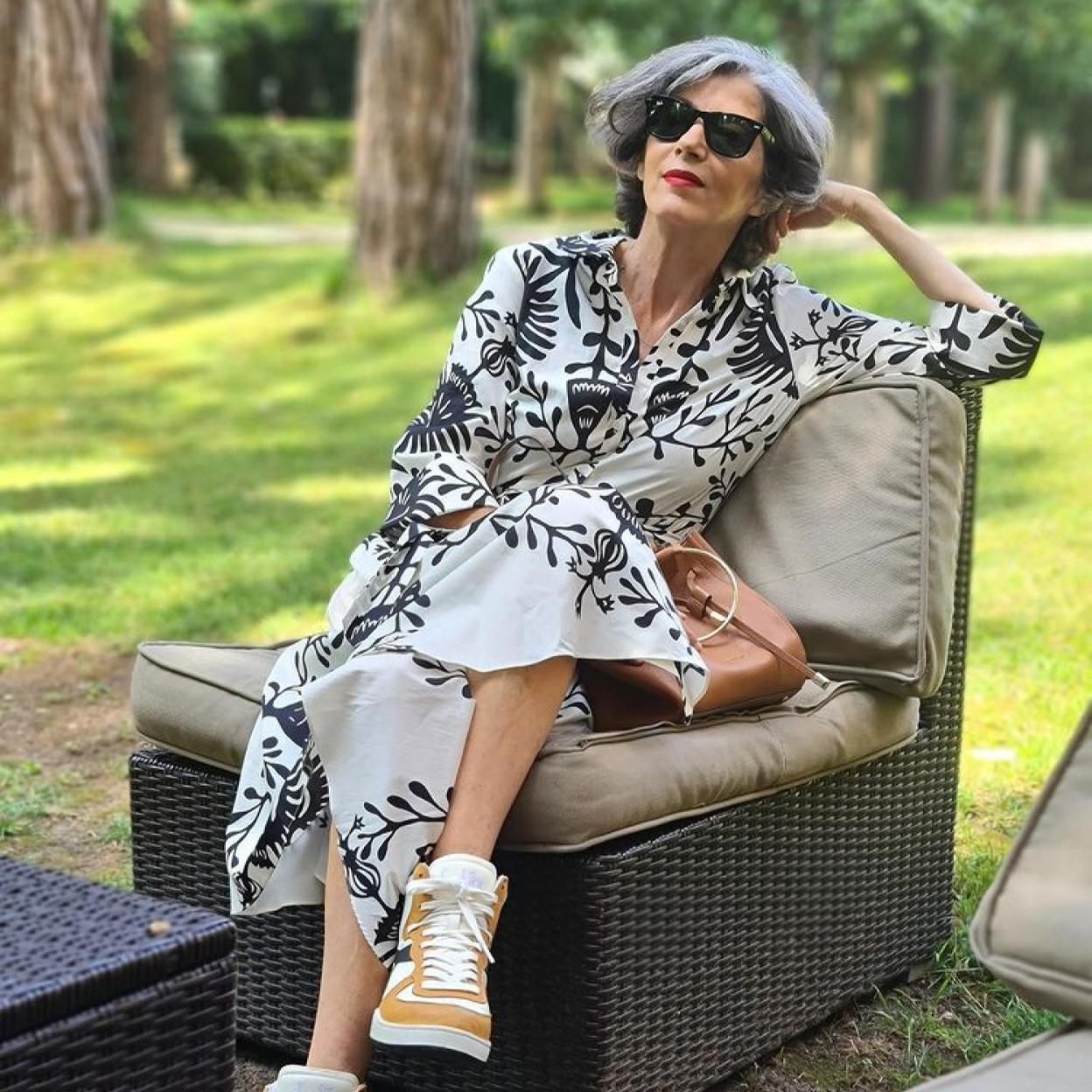 Pincha en la imagen para ver 15 zapatillas blancas muy cómodas (y estilosas) que quedan de lujo con vestidos.