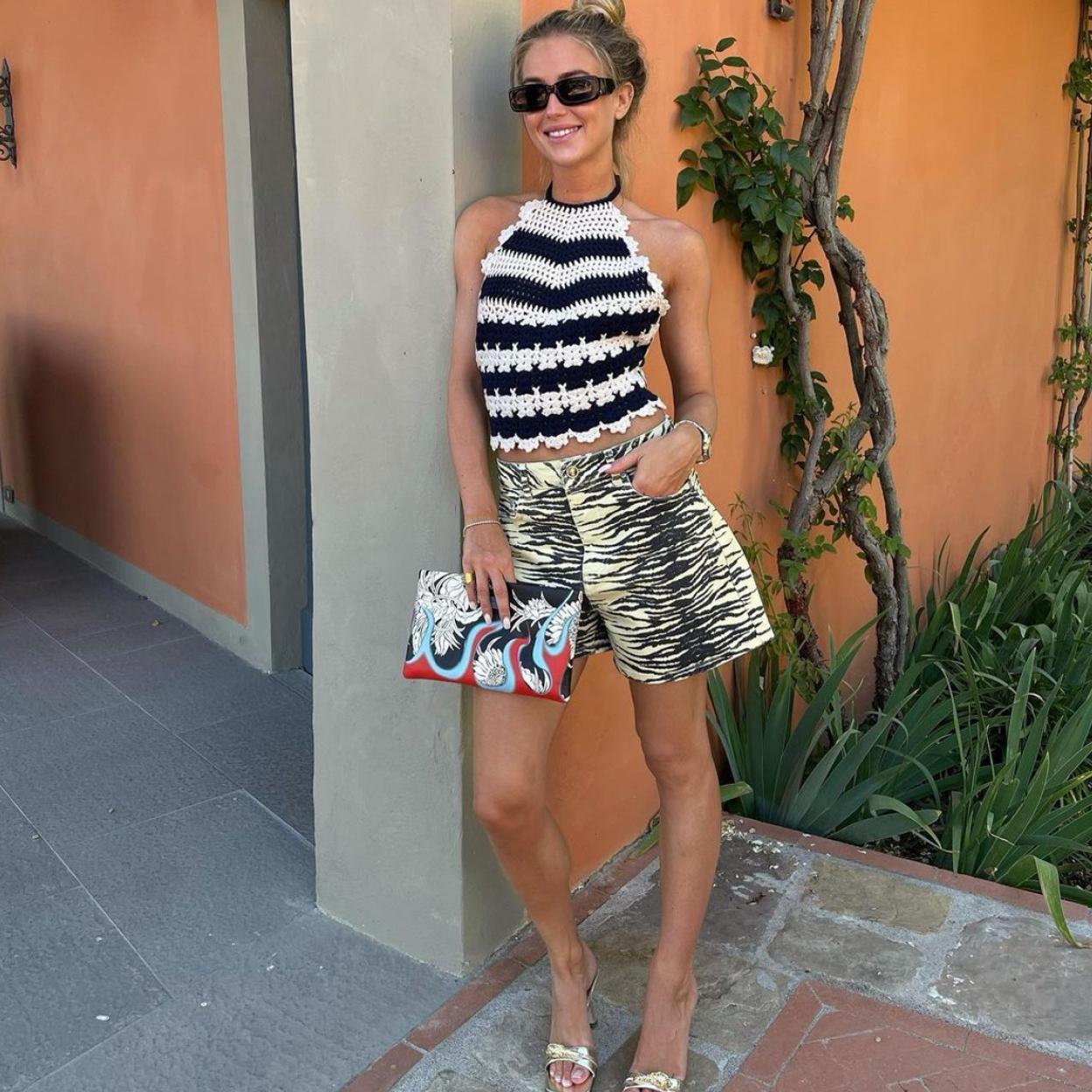 Pincha en la foto para ver los tops de crochet más bonitos de Mango, Stradivarius, Pull & Bear y Bershka perfectos para combinarlos con tus shorts y minifaldas denim favoritos.