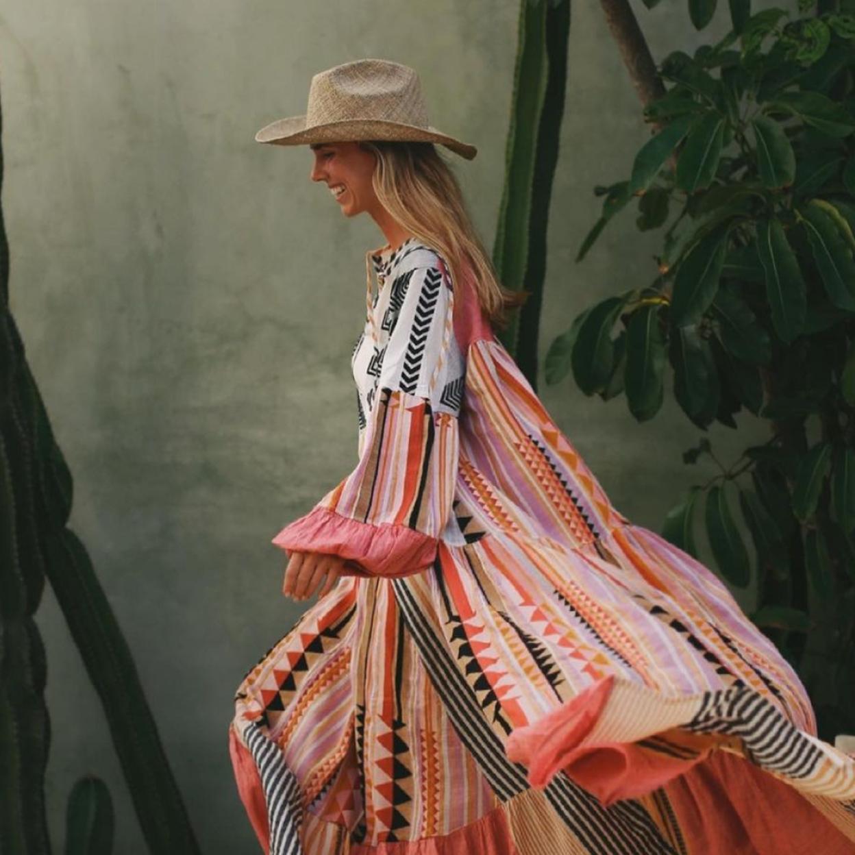 Pincha en la imagen para ver los vestidos largos (algunos muy rebajados) que quedan bien con sandalias y zapatillas y que favorecen muchísimo.