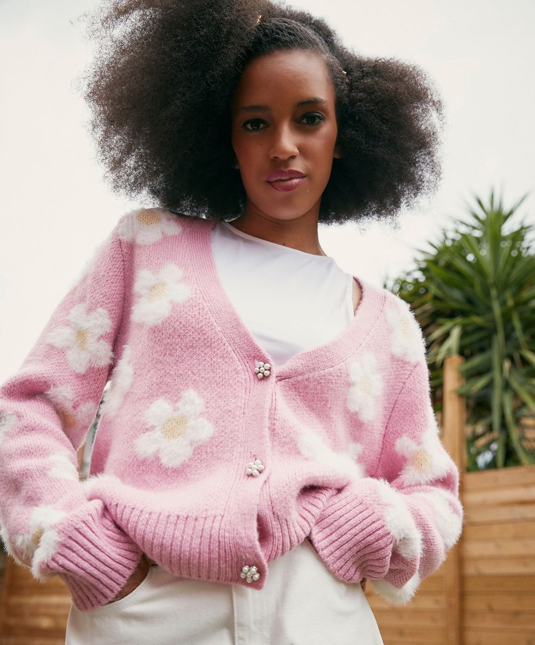 Esta chaqueta de punto rosa con maxi estampado de flores y botones joya (19 euros) que va a ser la próxima prenda viral de Primark.