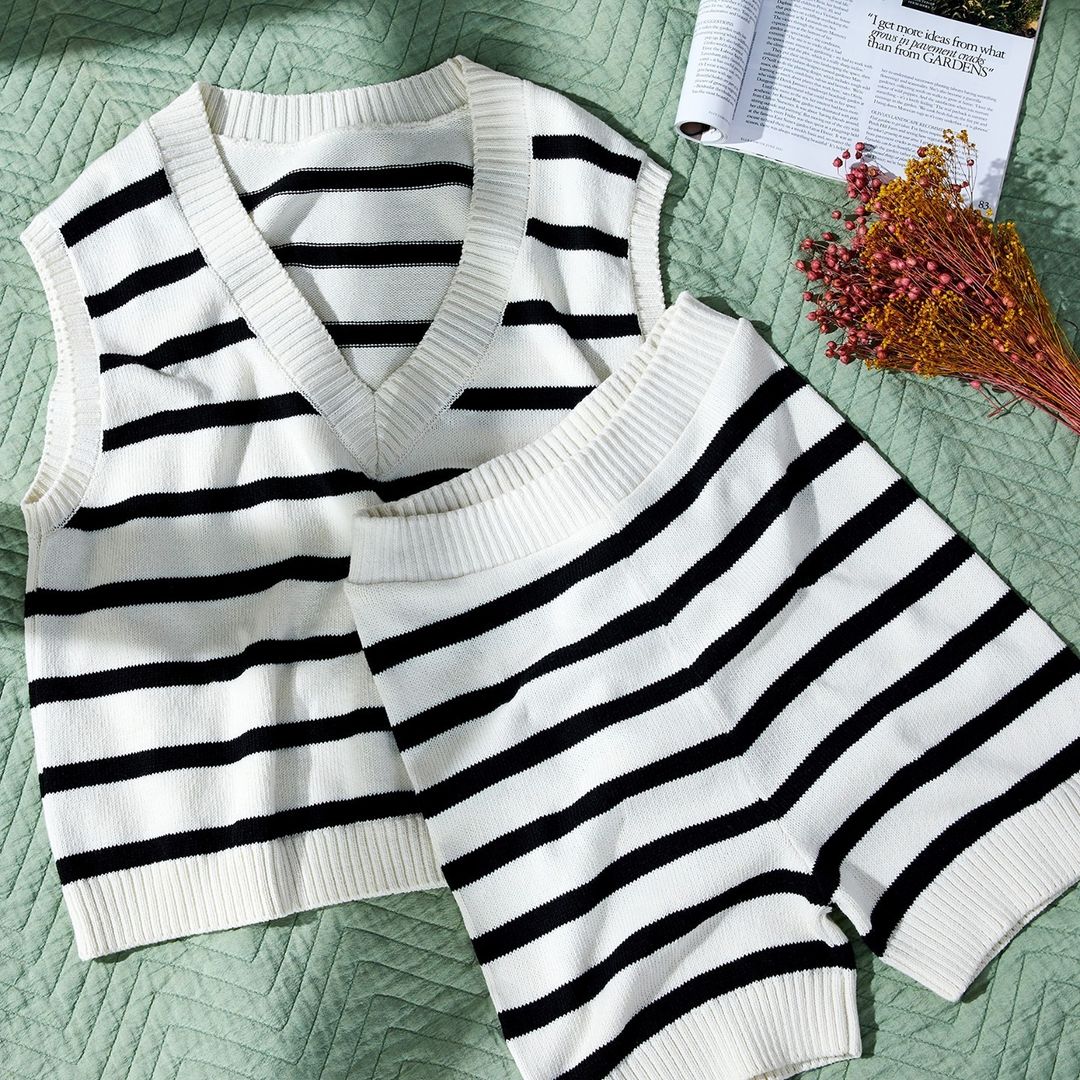 Este conjunto de punto con estampado de rayas marineras que llevarán las chicas con más estilo en sus paseos en barco. El chaleco cuesta 12 euros, y los shorts, 14 euros en Primark.