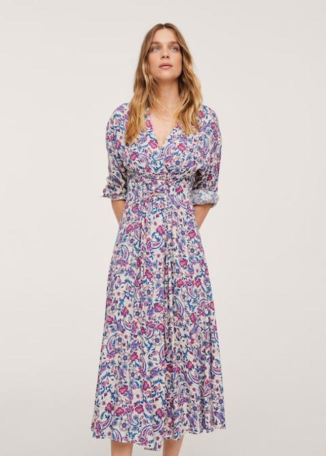 Fondo crudo con estampado azulado y rosado para este vestido de diseño entallado midi con escote de pico cruzado, falda acampanada y cordón ajustable en la cintura. Tiene mangas largas con puños abotonados, cuesta 49,99 euros y está disponible entre las tallas XXS y XXL.