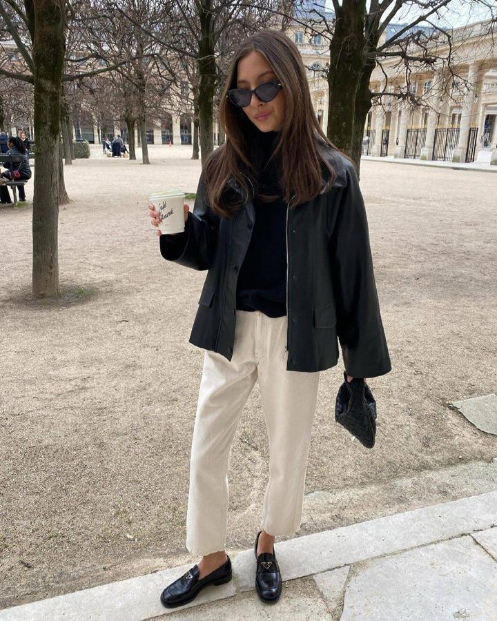 Una chaqueta de estructura cuadrada es muy retro. En combinación con prendas minimalista como un pantalón blanco con tobillos al descubierto y jersey de cuello alto, resulta elegantísima. Sumando los mocasines, es un outfit para la oficina de 10.