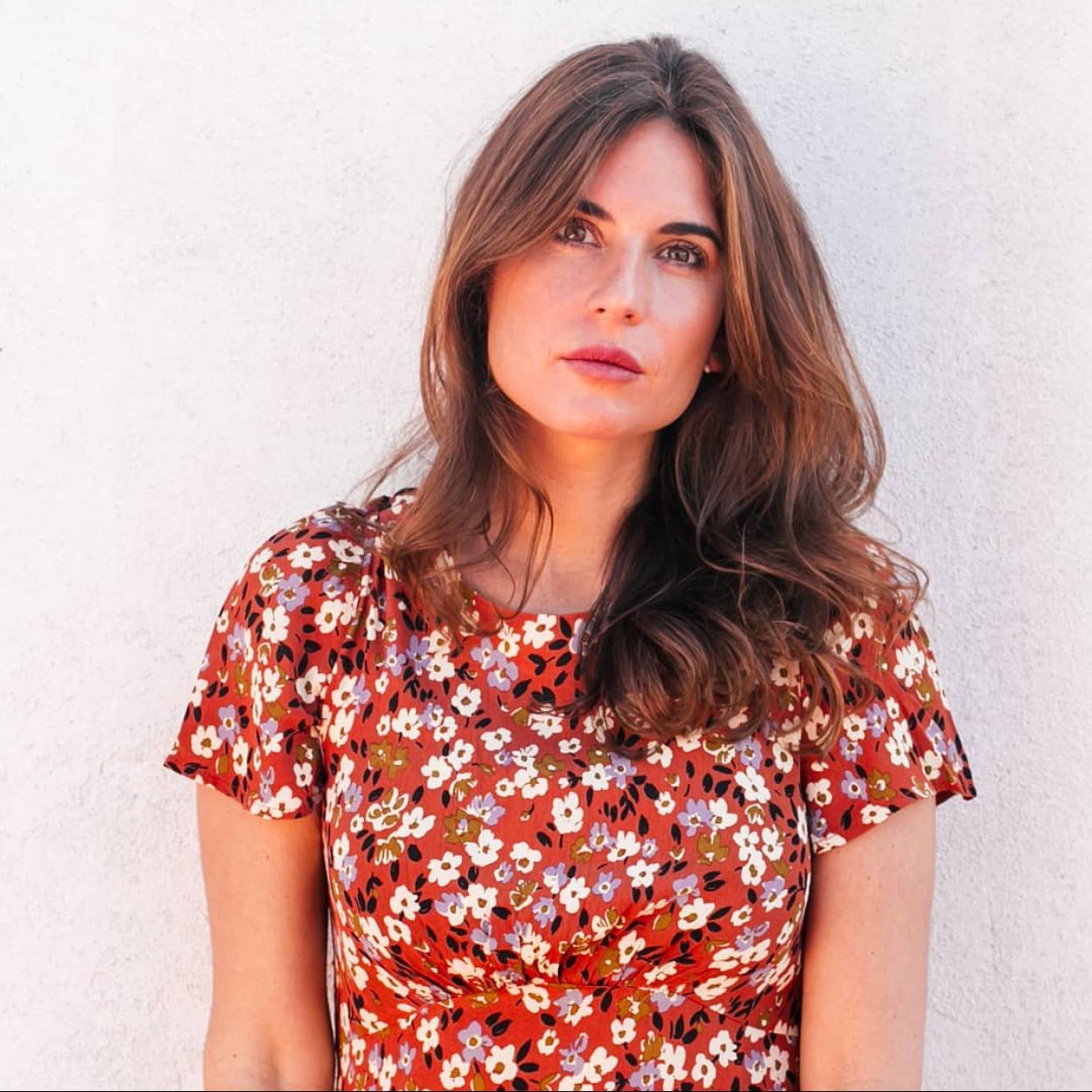 Pincha en la imagen para ver vestidos largos (algunos muy rebajados) que quedan bien con sandalias y zapatillas y que favorecen muchísimo.