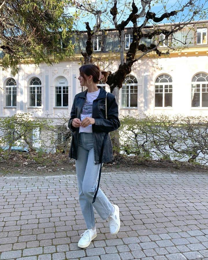 Como estás pudiendo comprobar, la estética de la década de los 90 es la que destaca. Una camiseta con una imagen o mensaje estampado, vaqueros rectos o mom jeans, deportivas retro, bolso baguette, pendientes de aro y el pelo recogido con una pinza. Lo vas a ver por todas partes.