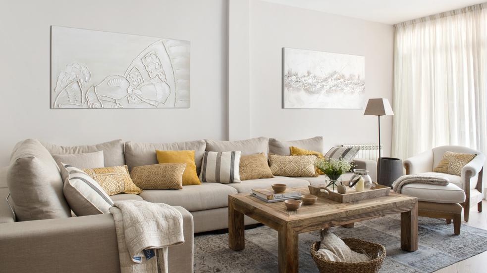 Salón reformado de un piso en Barcelona realizada por la interiorista Pia Capdevila