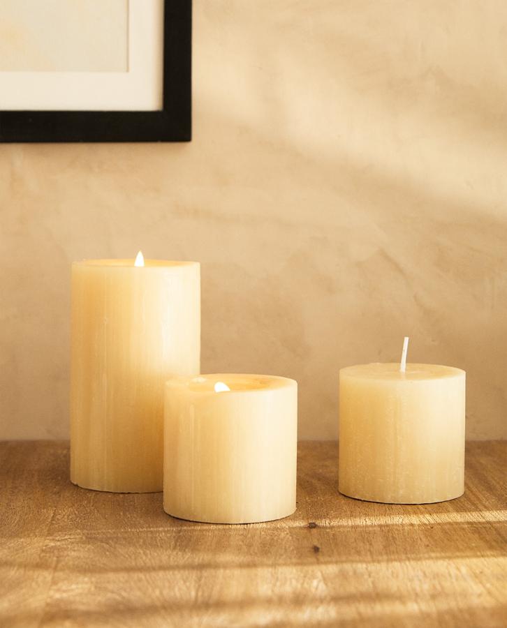 Velas cilíndricas de diferentes tamaños en color beis (3,99 euros-5,99 euros).