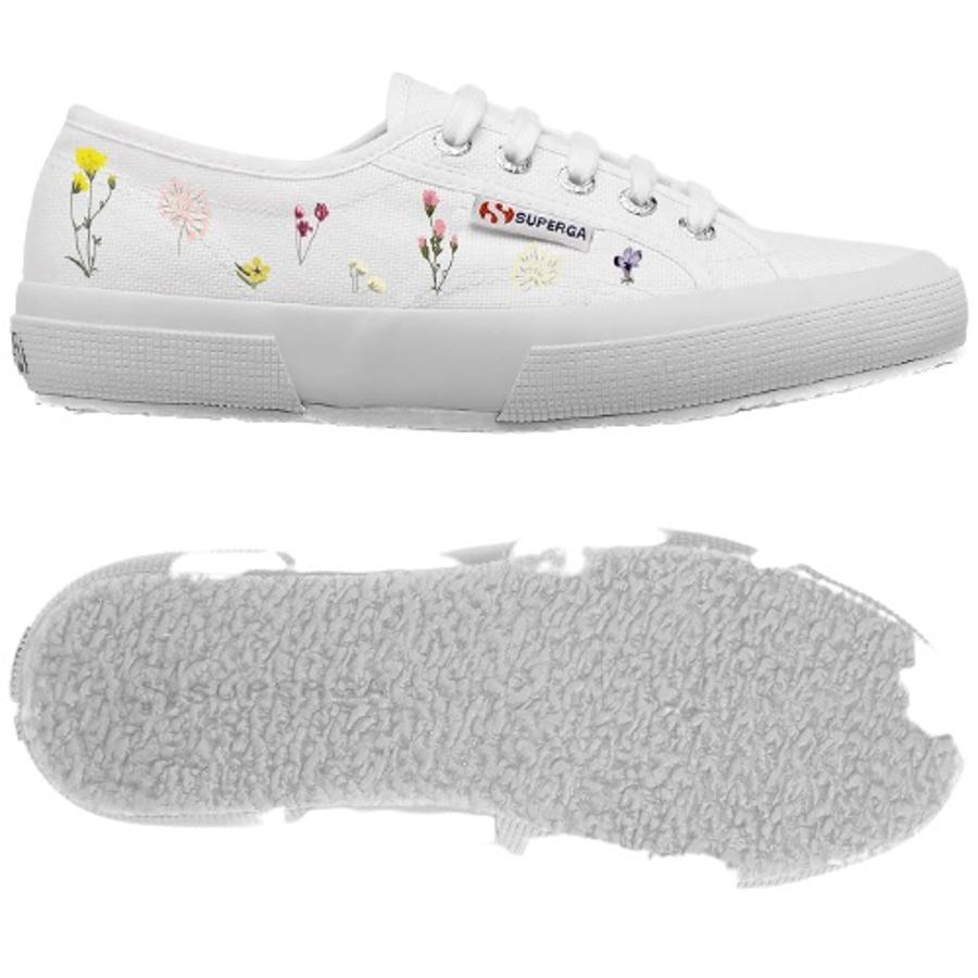 Para los libra recomendamos que se hagan con unas zapatillas bordadas o con detalles minimalistas. Es decir, que no pierdan la sencillez que les caracteriza. ¿Cómo son de bonitas estas de Superga?