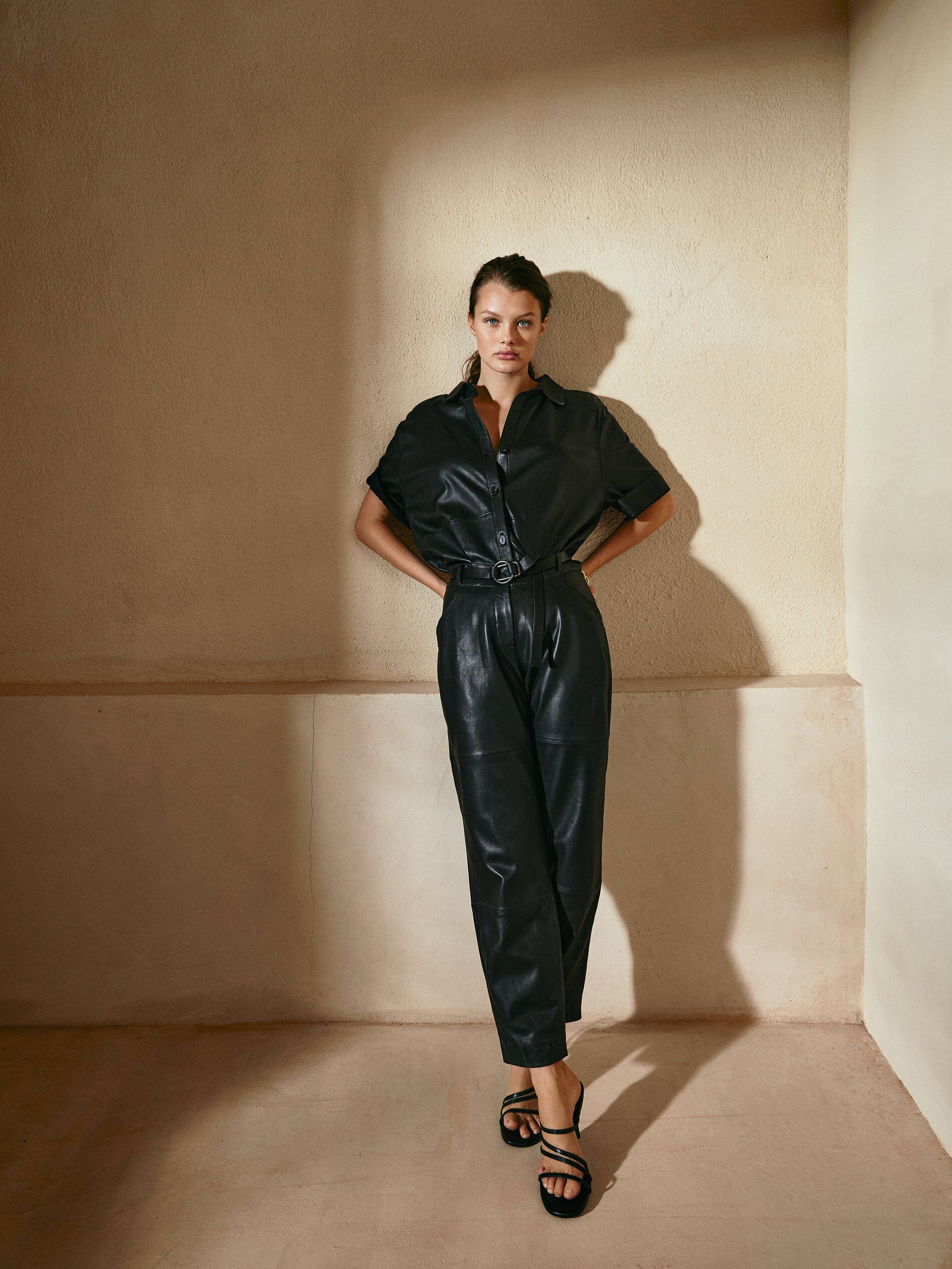 La apuesta por el cuero como el tejido que dominará el próximo otoño no encuentra rival. Favorecedor, elegante y femenino, este conjunto de camisa de manga corta y pantalones cargo rectos al tobillo es la fórmula de un éxito que vamos a ver por todas partes en muy poco tiempo.