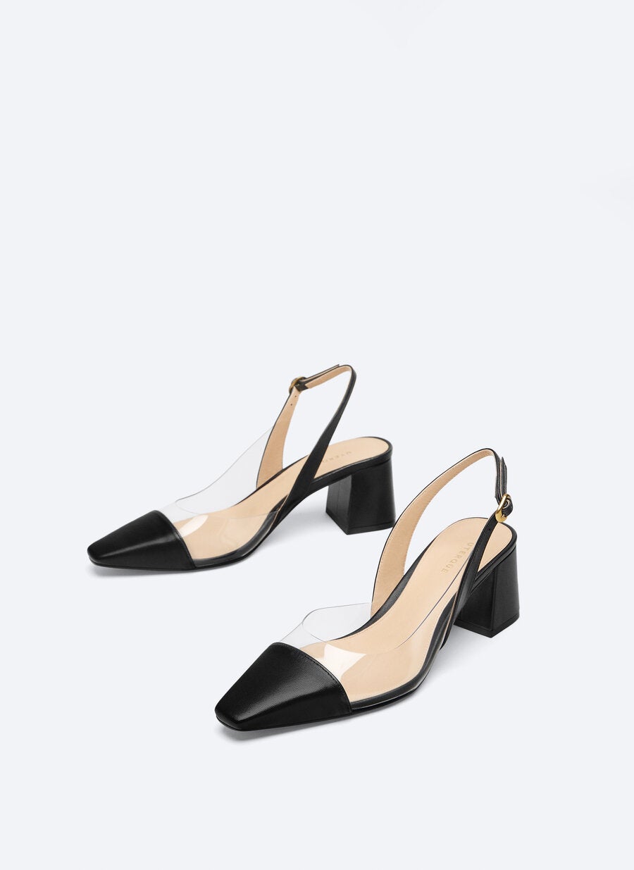 Sandalias destalonadas de tacón midi de piel y vinilo transparente, de las rebajas de Uterqüe (49,95 €).