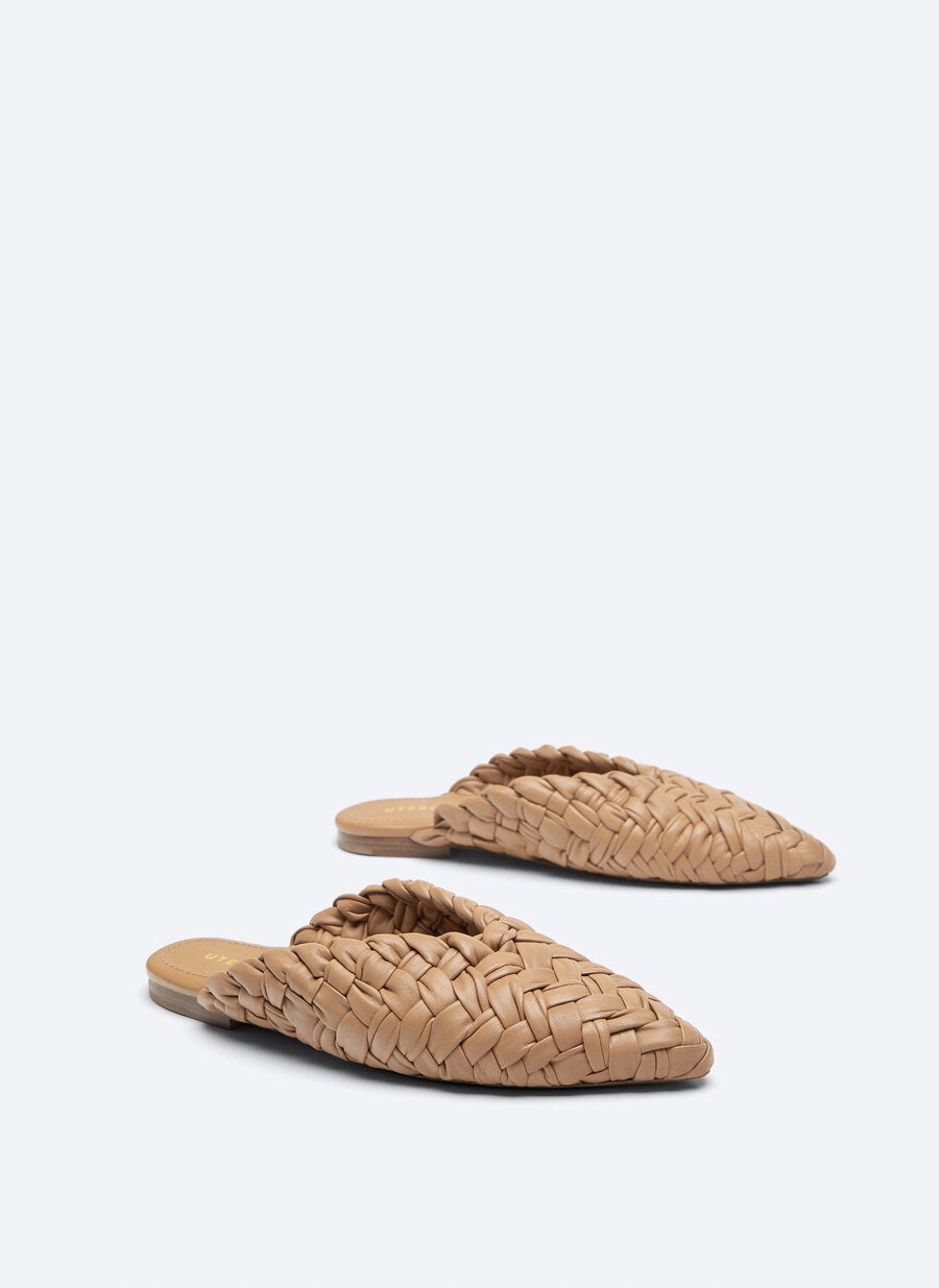Babuchas planas de piel trenzada con empeine de punta, de las rebajas de Uterqüe (29,95 €).