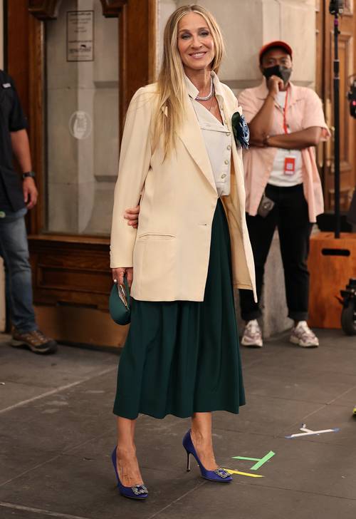 Los pantalones culotte seguirán siendo los más favorecedores para las chicas de cualquier edad (Sarah Jessica ya tiene 50) y cualquier talla, y este modelo verde botella lo demuestra. Y sí, los Hangisi de Manolo Blahnik Cobalt Blue de Carrie siguen siendo tan maravillosos como cuando fueron su regalo de pedida y sus zapatos de boda en su 'sí, quiero' en el Ayuntamiento con Mr. Big. 