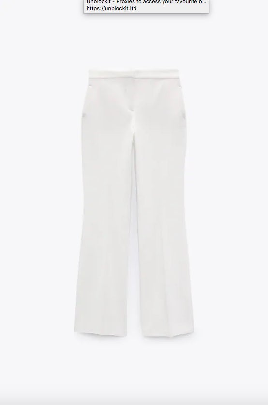 Diseño masculino con tiro bajo para estos pantalones blancos con bolsillos laterales y falsos bolsillos de vivo en la espalda. Con pernera ancha ligeramente acampanada, tiene un precio de 29,95 euros y podemos encontrarlo entre las tallas XS y XL. 