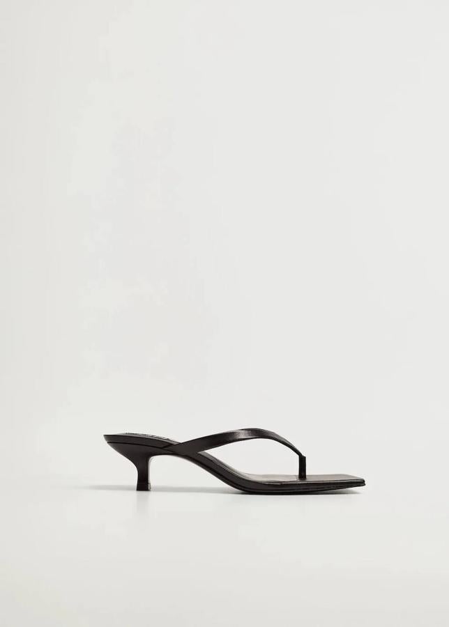 Sandalia de piel con tacón kitten y punta cuadrada, en negro.