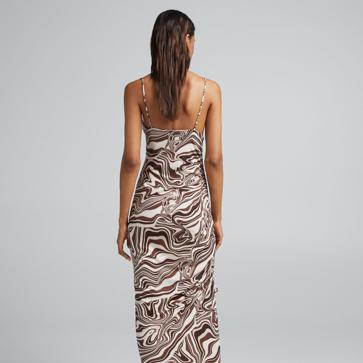 Imagen secundaria 1 - El estampado marmolado arrasa este verano en Instagram y estas son todas las prendas en las que ya lo puedes lucir