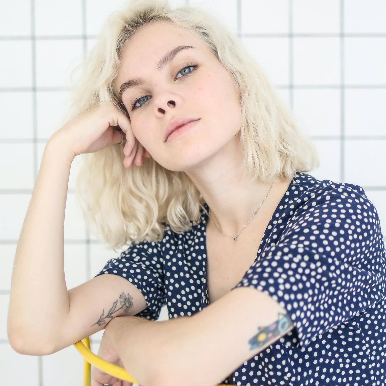 Pincha en la imgen para conocer las mejores (y asequibles) cremas hidratantes para pieles grasas para una rostro liso y sin brillos. 