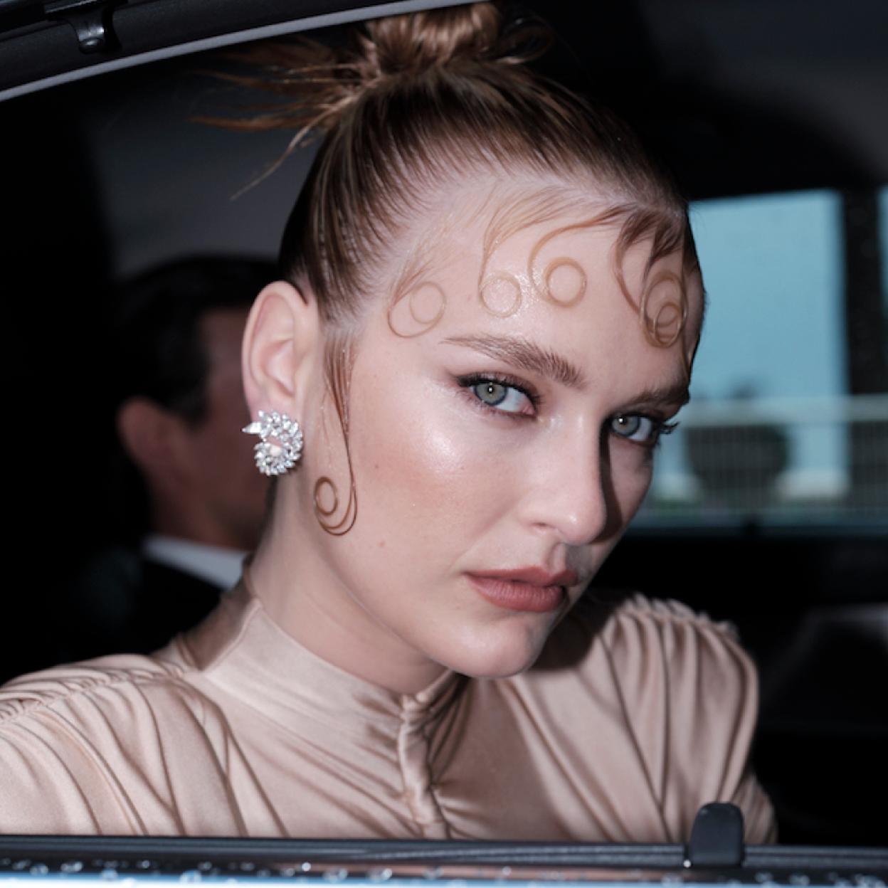 Pincha para ver los mejores sprays fijadores de maquillaje para no perder en glamour en las olas de calor.