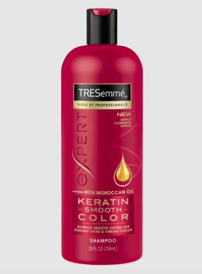 Además de cuidar los cabellos teñidos conservando el brillo y el tono como si estuviese recién teñido, este champú está formulado con aceite de argán y queratina para evitar que se encrespe de la raíz a la punta. (5,95 euros)