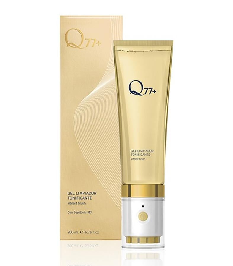 La limpieza de la piel es una de las claves para que esta luzca sana y fresca. Escalante destaca la importancia de limpiar bien la piel después de un día de playa y “antes de hidratar y calmar”. La farmacéutica recomienda llevar dos tipos de limpiadores “para asegurarnos de que la piel queda completamente limpia”: uno con textura oleosa y uno al agua. (Gel Limpiador Tonificante Q77, 29,99 euros; May Lidstrom The Honey Mud, 91 euros)