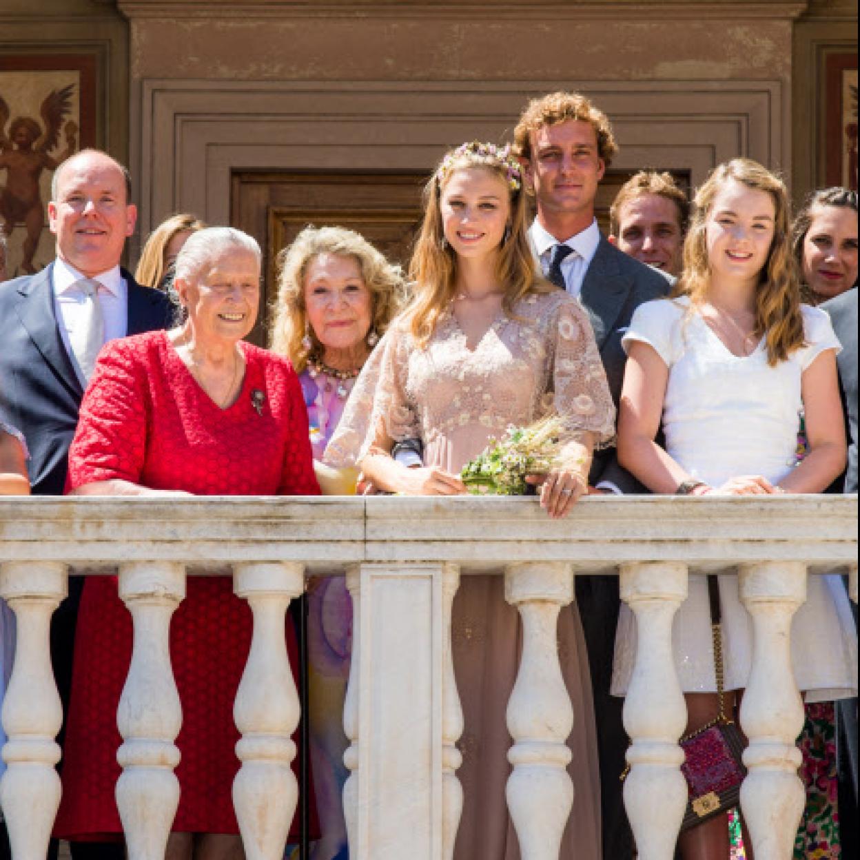 Fernanda Biffi junto a Beatrice Borromeo en la boda de su nieto Pierre Casiraghi. Si quieres ver la relación de Grace Kelly con sus hijos, pincha en la imagen.