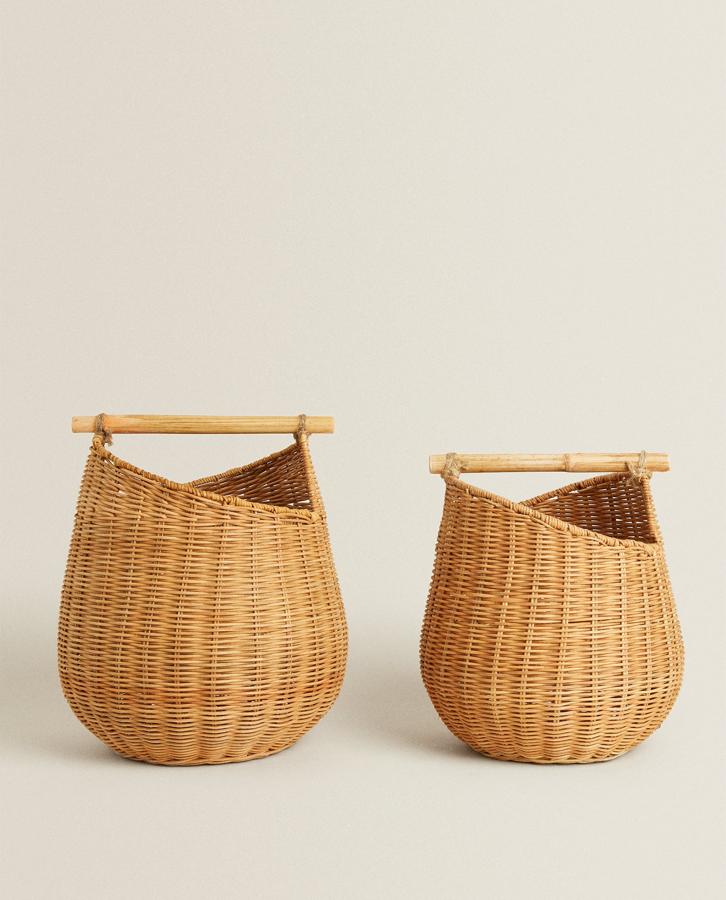 Esta cesta de ratán trenzada artesanalmente y asa de bambú natural está disponible en dos tamaños, con una altura de 28 centímetros (29,99 euros) y con 32 centímetros (39,99 euros).