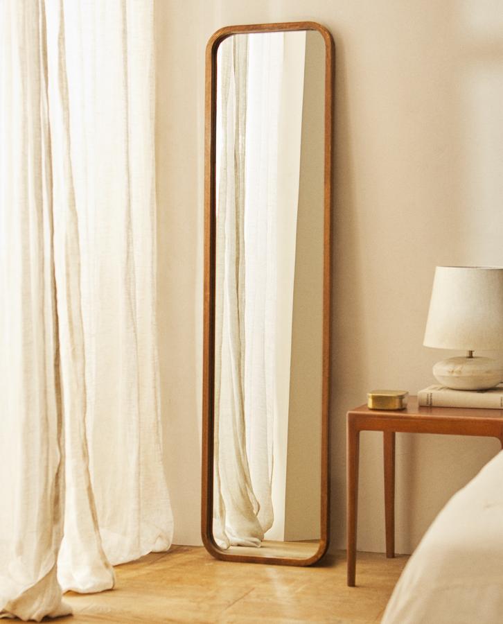 Con marco de madera de roble disponible en dos tonos diferentes, este espejo de pie tiene una altura de 160 centímetros y precio de 99,99 euros.