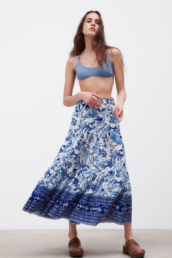 Esta falda larga de tiro alto y cintura elástica ajustable con cordones cuenta con bolsillos laterales ocultos. En color azul, cuenta con detalle de conchas y borlas y tiene un precio de 29,95 euros. Es de Zara.