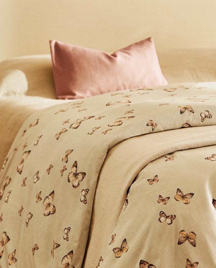 Esta funda nórdica de algodón percal de 200 hilos con estampado de mariposas está disponible en varias medidas. Su precio oscila entre los 39,99 euros y los 59,99 euros.