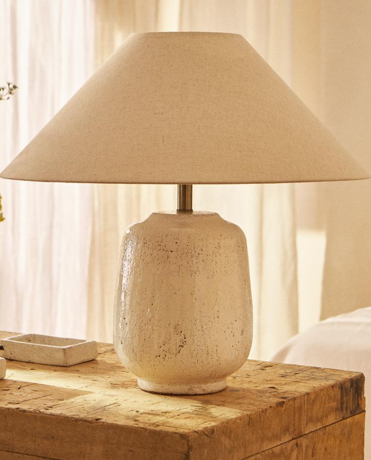 Esta lámpara con base de cerámica con efecto craquelado y pantalla de lino con forma cónica tiene un precio de 99,99 euros.