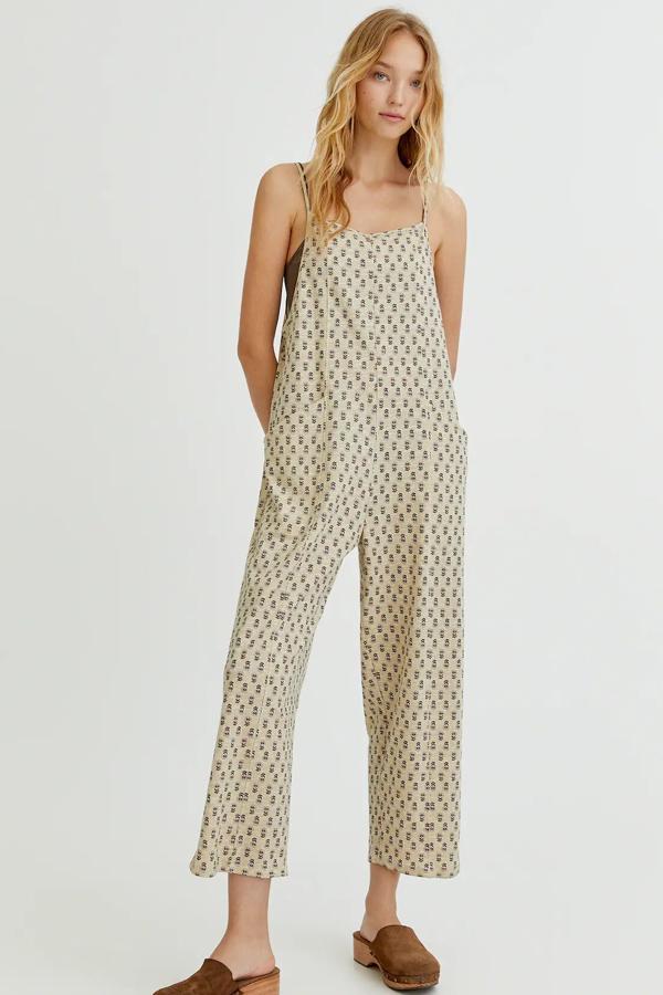 Con estampado de flores, este mono largo de tirantes finos y escote recto tiene un precio de 22,99 euros.