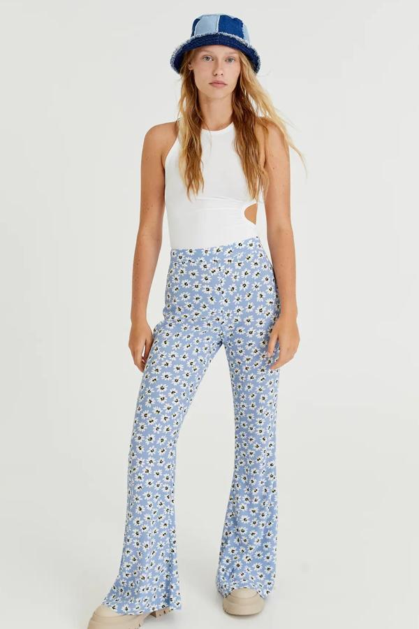 En color azul grisáceo y estampado de margaritas, este pantalón campana con cintura ajustada tiene un precio de 22,99 euros.