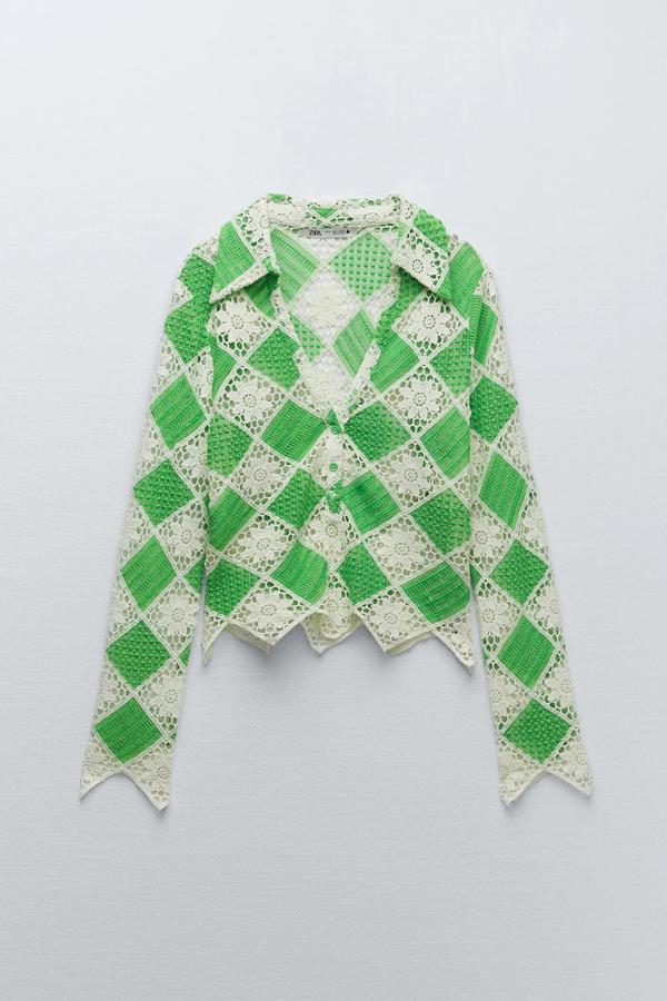 De color verde, este top de crochet con cuello solapa y escote de pico cuenta con cierre frontal con botones y tiene un precio de 29,95 euros