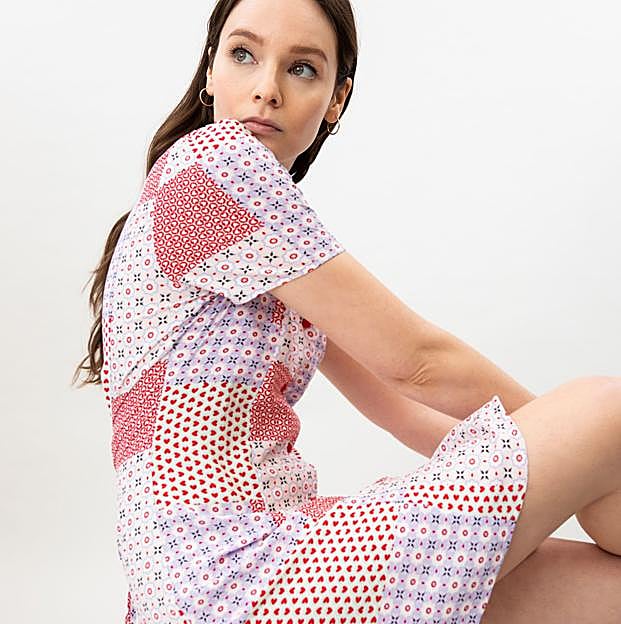 Imagen principal - Camisero y con estampado patchwork: el vestido más original y ponible del verano es de Lefties y cuesta menos de 4 euros