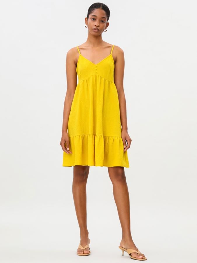 Disponible en varios colores, este pantalón fluido con cintura elástica y lazada tiene un precio de 9,99 euros.