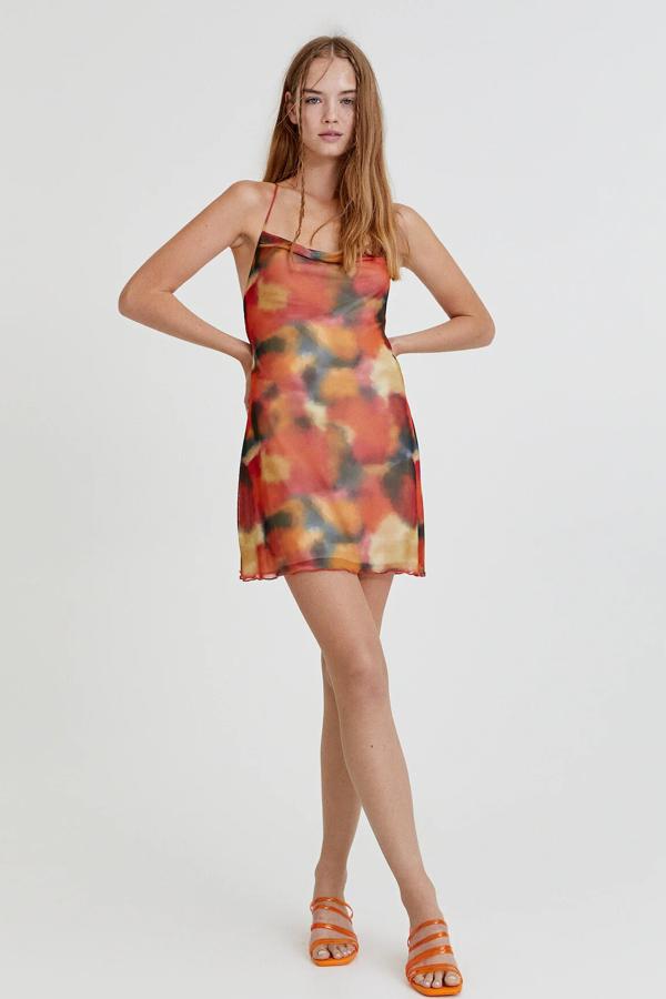 Con estampado de varios colores, este vestido corto de tul con tirantes finos y espalda cruzada tiene un precio de 17,99 euros.