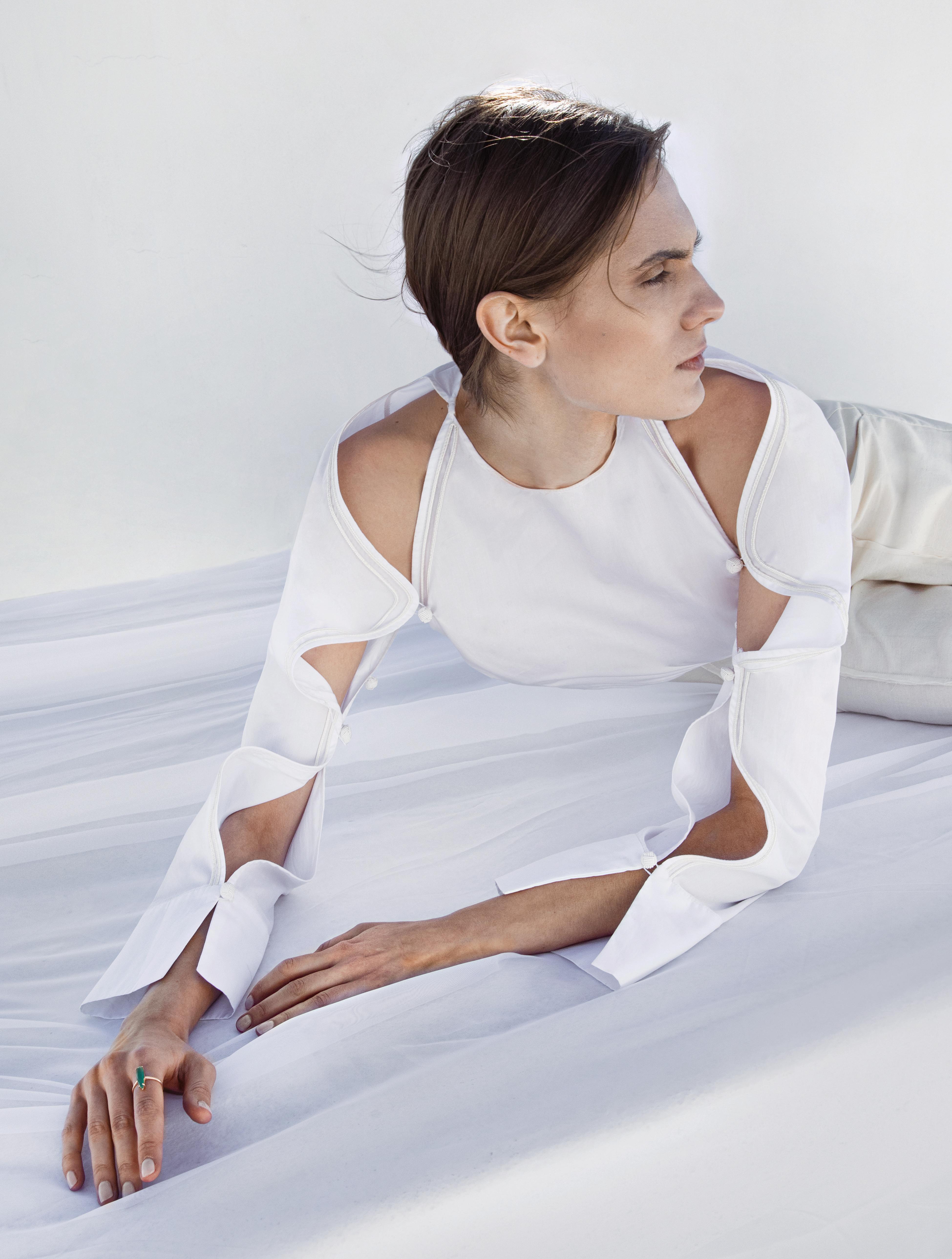 Blusa de  Zeus &amp; Dione; pantalones de Ergon Mykonos, y anillo de Regalon.