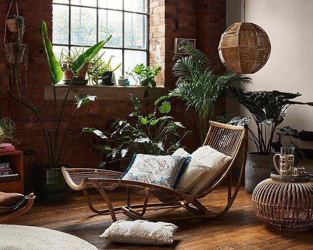 La madera y los acabados naturales siguen marcando tendencia en el hogar. Los cojines están disponibles en Primark Home desde 7 euros; los adornos de ratán, desde 6 euros y las plantas artificiales, 4 euros.