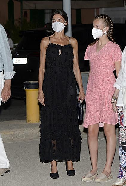 Doña Letizia, con un vestido de Uterqüe, y Leonor, con uno de Mango.